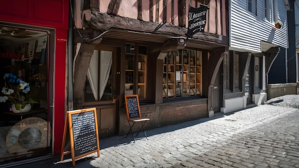 Un bâtiment traditionnel sur lequel on peut lire l’inscription : « Librairie d’antiquités ».