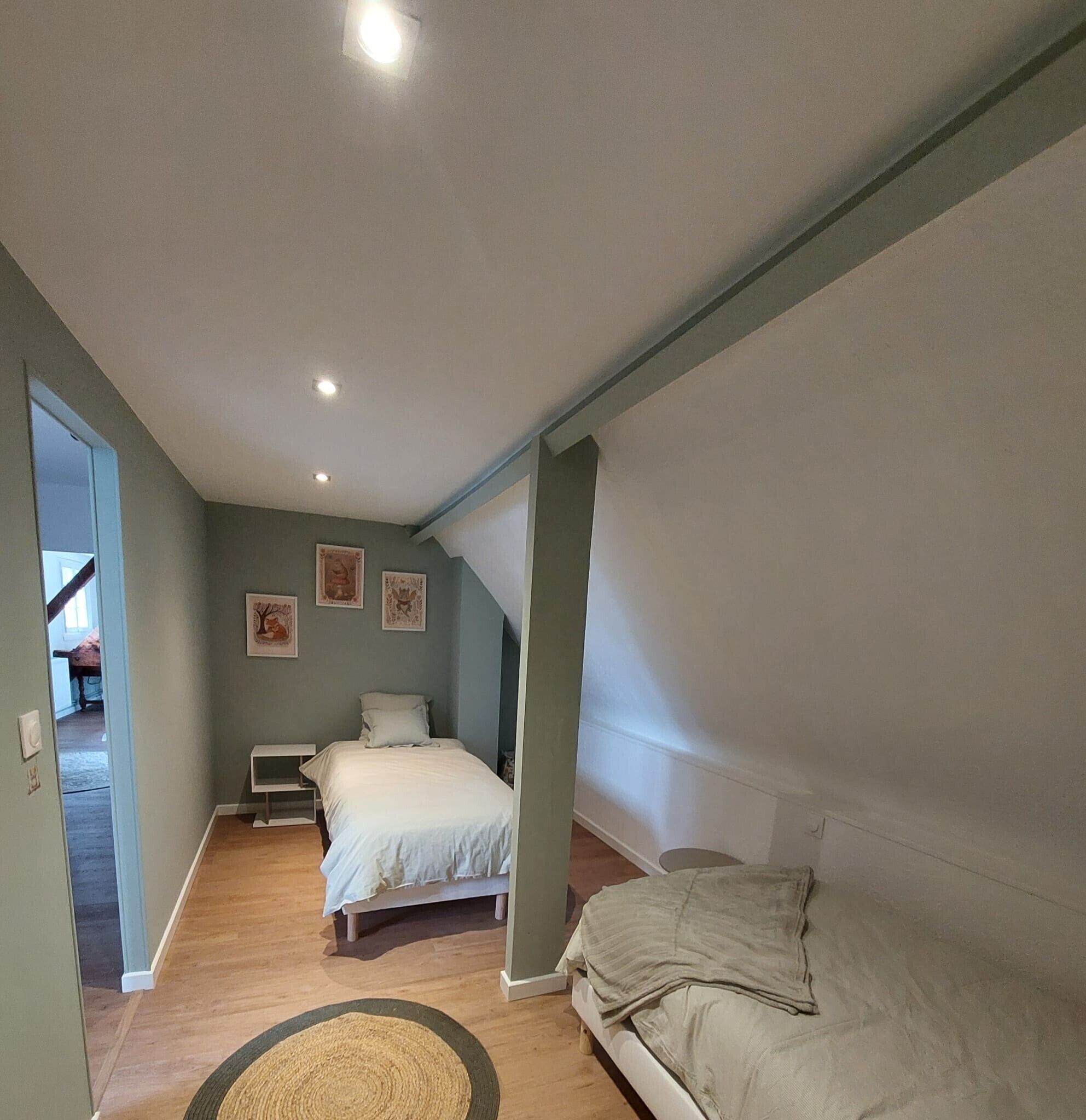 4 habitaciones, tabla de planchar con plancha, wifi y ropa de cama 