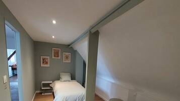 4 habitaciones, tabla de planchar con plancha, wifi y ropa de cama