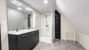 Shower, hair dryer, towels