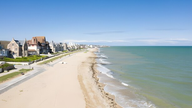 Una playa costera con edificios a lo largo de la orilla.