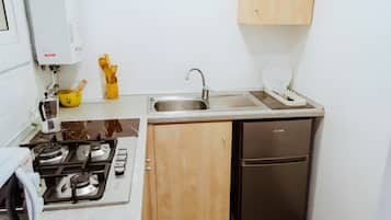 Kühlschrank, Mikrowelle, Herdplatte, Wasserkocher mit Kaffee-/Teezubehör