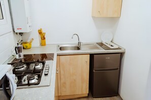 Réfrigérateur, micro-ondes, plaque de cuisson, cafetière/bouilloire