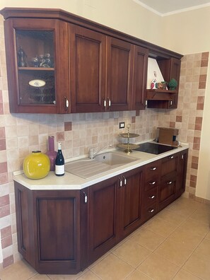 Fridge, oven, stovetop, coffee/tea maker - Villa Mario – Private Hot Tub and Mountain View in Rosciano (Rosciano)