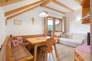 Living area - Apartment 'Morgenrot' with Mountain View, Shared Terrace and Wi-Fi (Ritten)