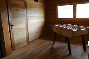 Games room - Gîte De La Scie: vacation home with mountain views, private terrace, and Wi-Fi (Les Rousses)
