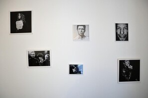 A gallery with six framed artworks on a plain wall. - Apartment 'Papavero 69' with Wi-Fi (Bergamo)