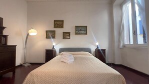 Iron/ironing board, WiFi, bed sheets - 'Papavero Piazza Delfino' Apartment with Balcony and Wi-Fi (Bergamo)