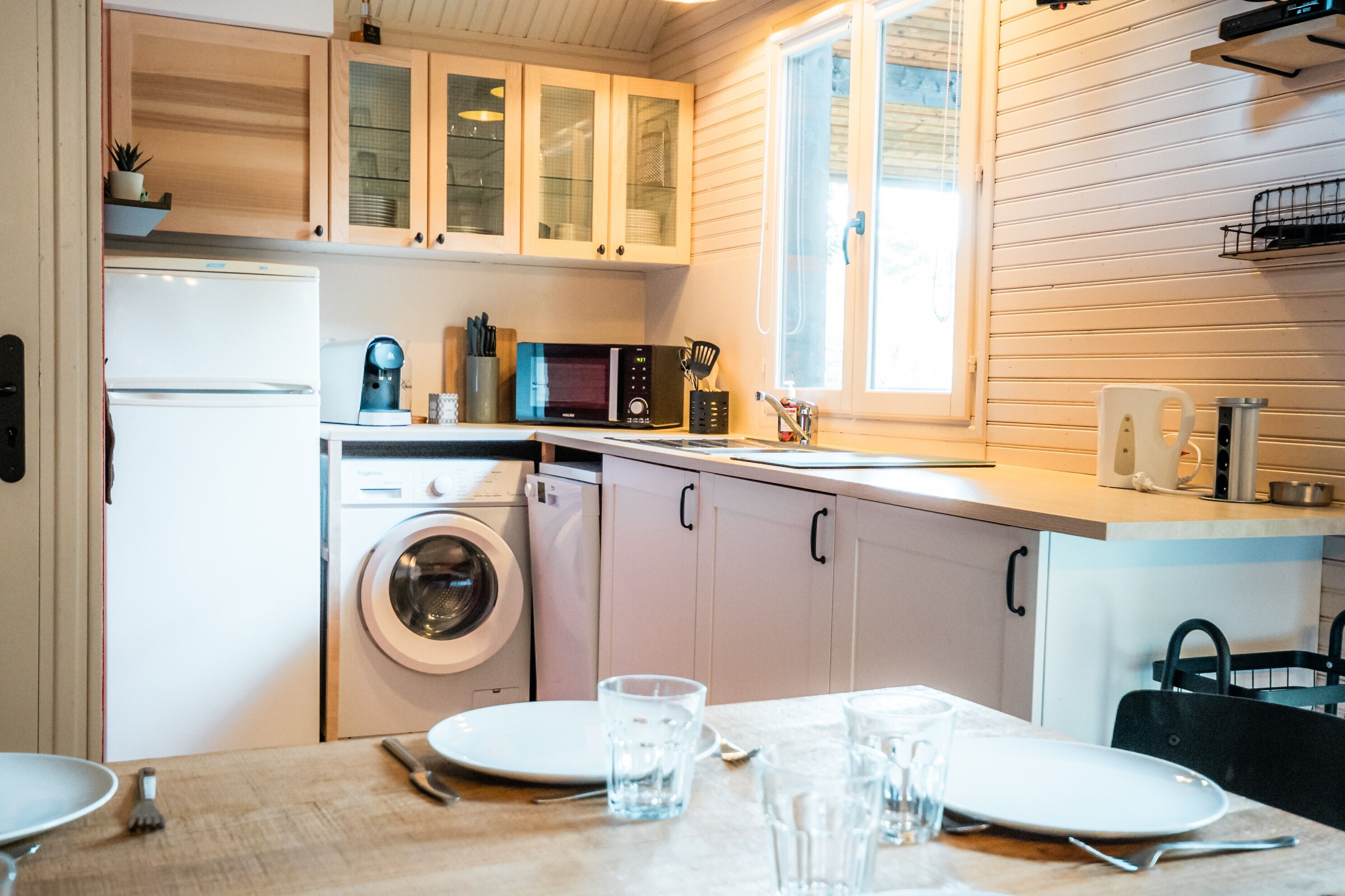 Coffee/tea maker, fridge, microwave, stovetop