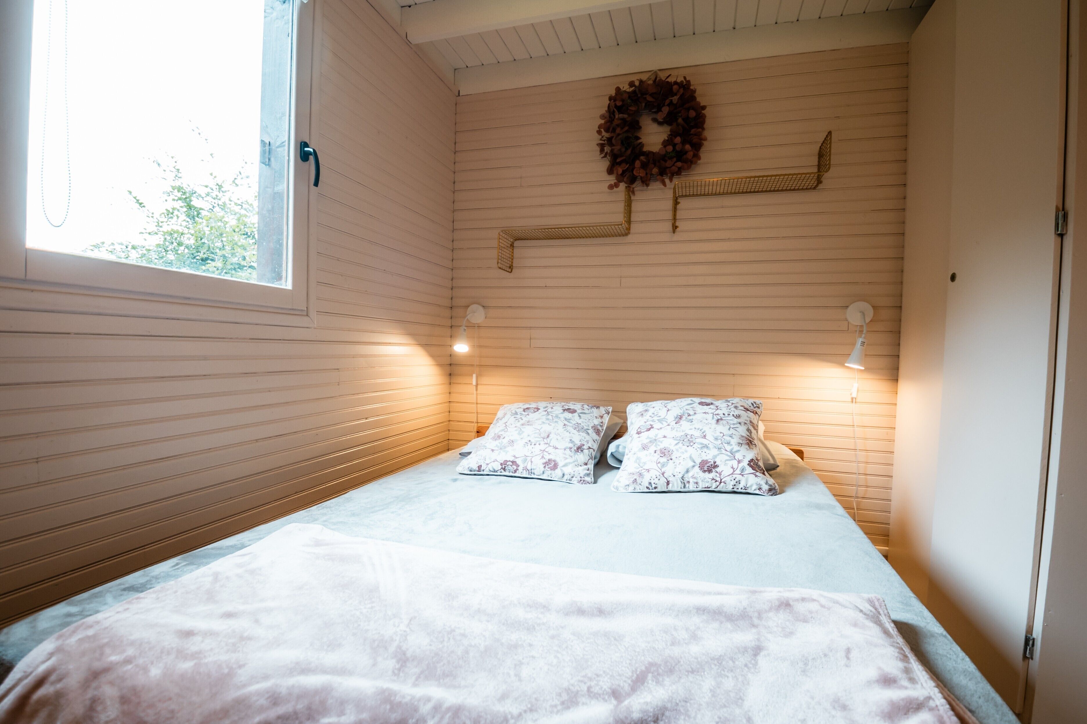 WiFi, bed sheets