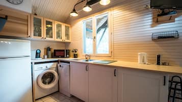 Coffee/tea maker, fridge, microwave, oven