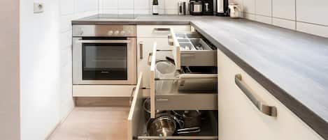 Frigorífico, microondas, horno y placa de cocina