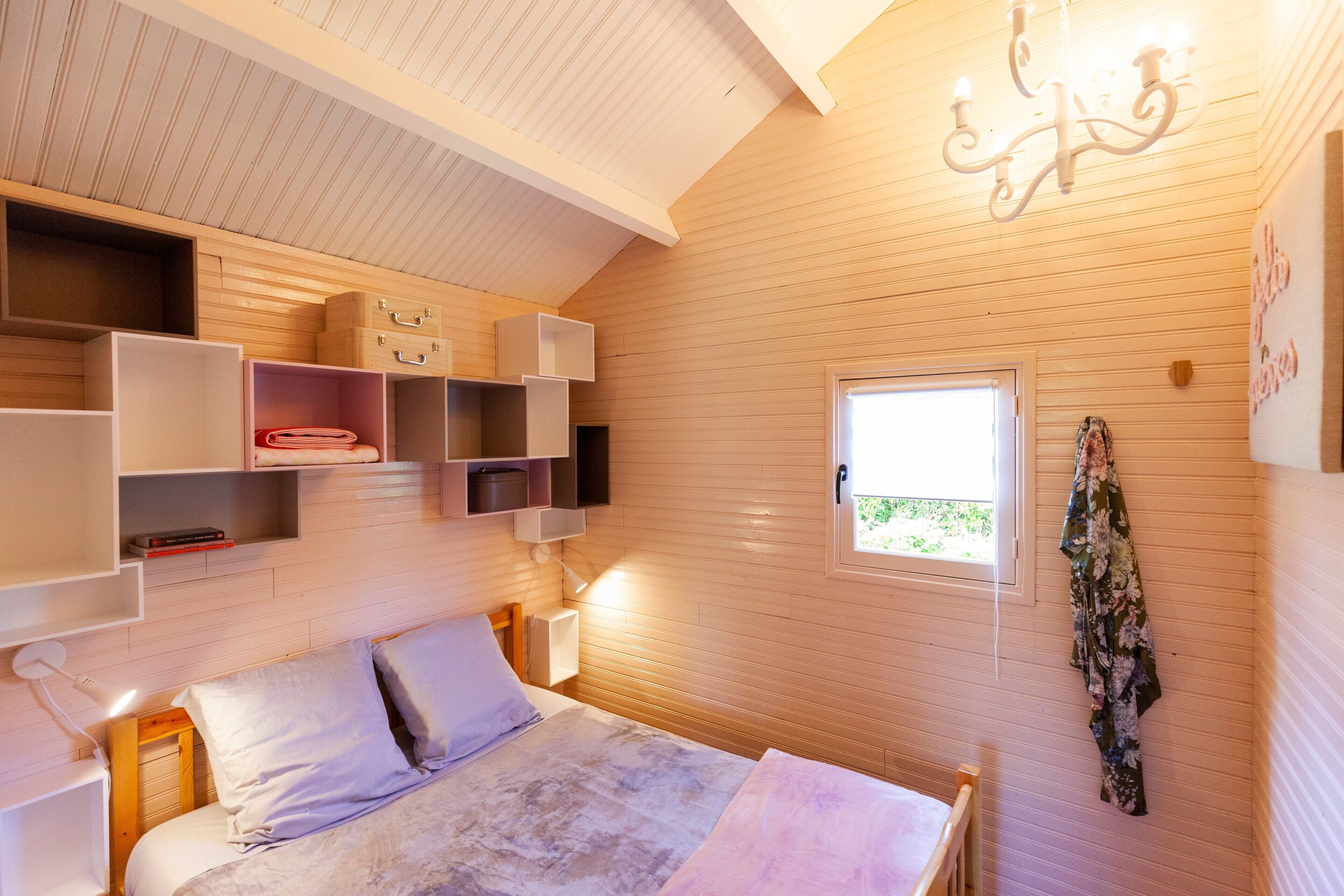 WiFi, bed sheets