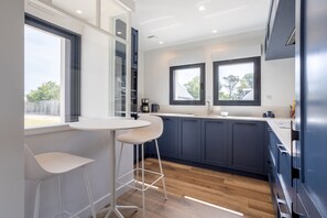 Private kitchen - Villa Les Flots de la Torche — Luxury Designer Villa with Panoramic Sea View (Penmarch)