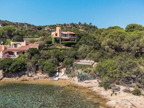 A coastal property with a large house, a swimming pool, and a beach area. - Villa La Torretta (Aldia Bianca)