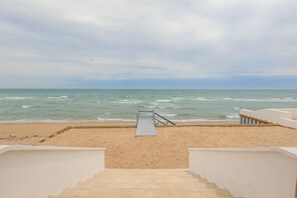 A beach with a staircase leading to a sandy area, overlooking the ocean. - Cerquita del Mar – Beachfront, Rocky Point (Puerto Peñasco)