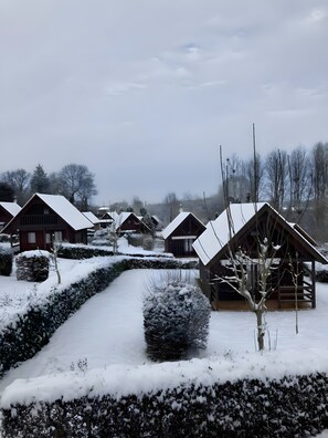 Eine verschneite Landschaft mit mehreren Holzhütten.
