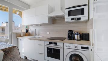 Een koelkast, een microgolfoven, een oven, een kookplaat