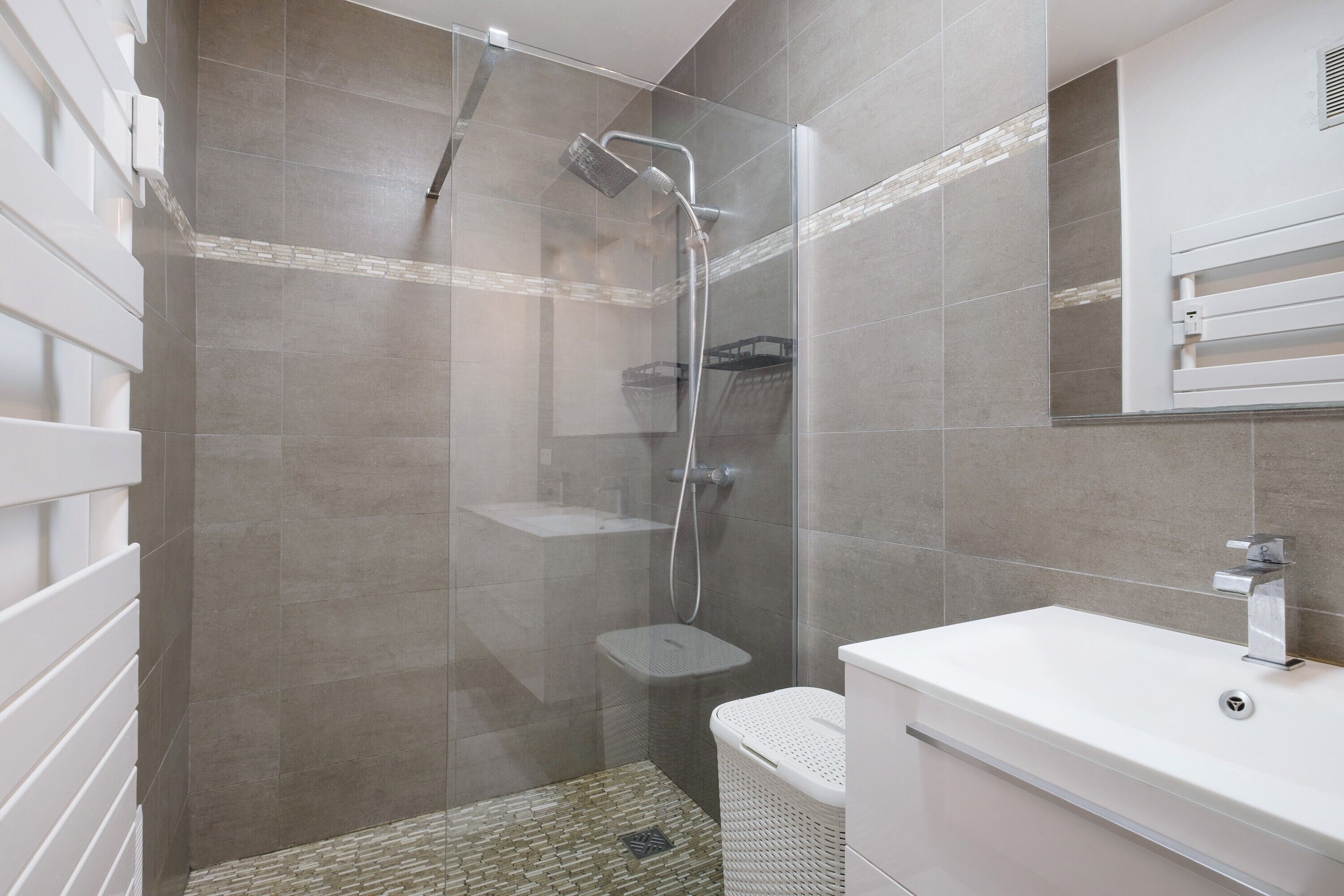 Douche, sèche-cheveux, serviettes fournies