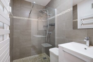 Douche, sèche-cheveux, serviettes fournies