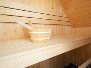 A wooden sauna with a wooden bucket and a wooden ladle on a shelf. - Gulden Daalder Sauna 8 (Uitdam)