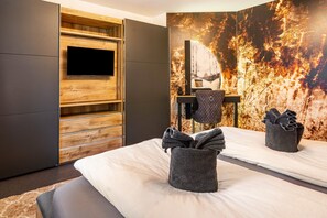 Tabla de planchar con plancha, wifi y ropa de cama 