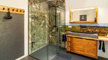 Dusche, Haartrockner, Handtücher