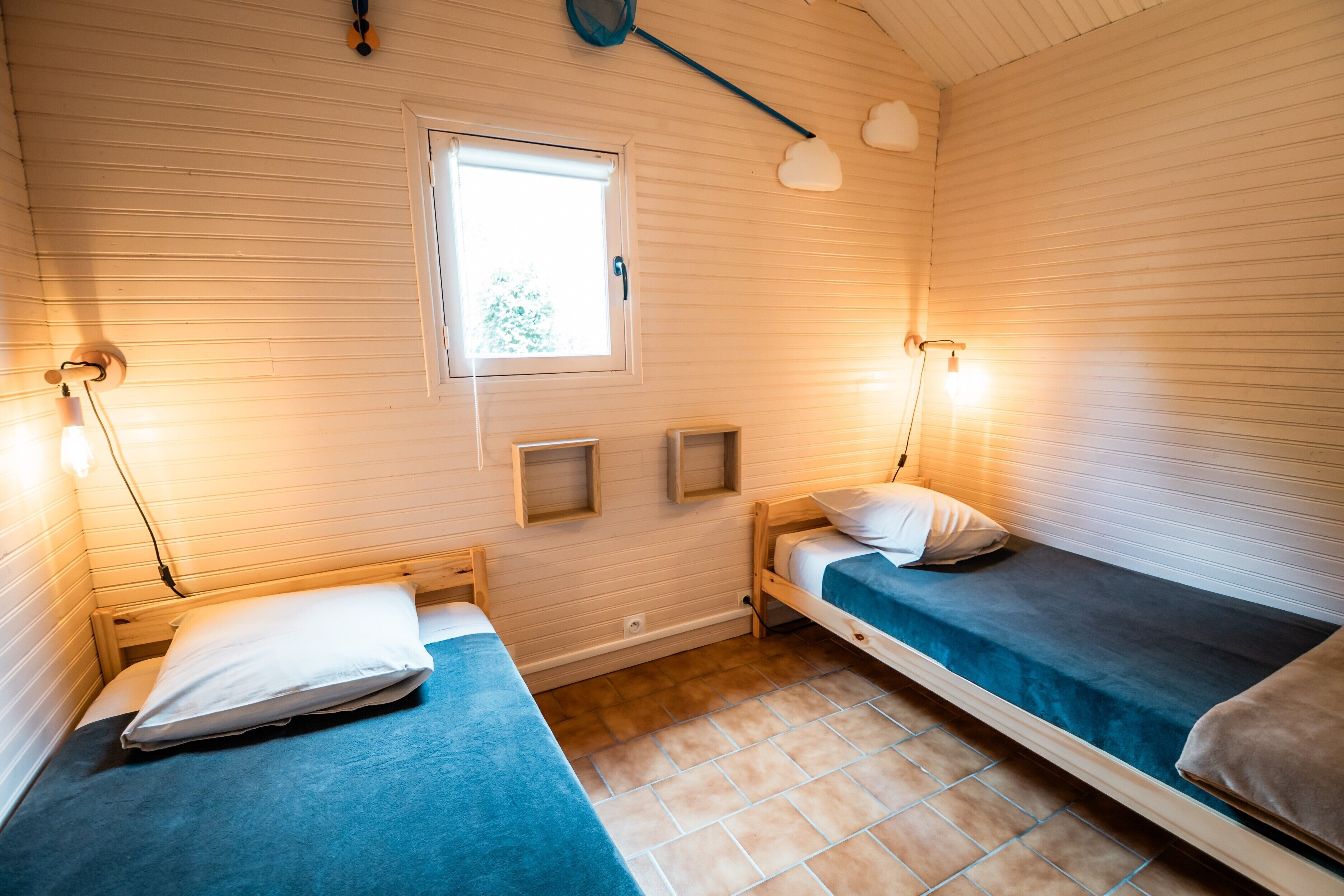 WiFi, bed sheets
