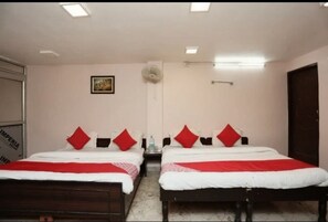 Habitación cuádruple familiar | Cortinas opacas, tabla de planchar con plancha, wifi gratis