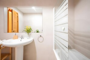 Chuveiro, secador de cabelo, toalhas de banho 