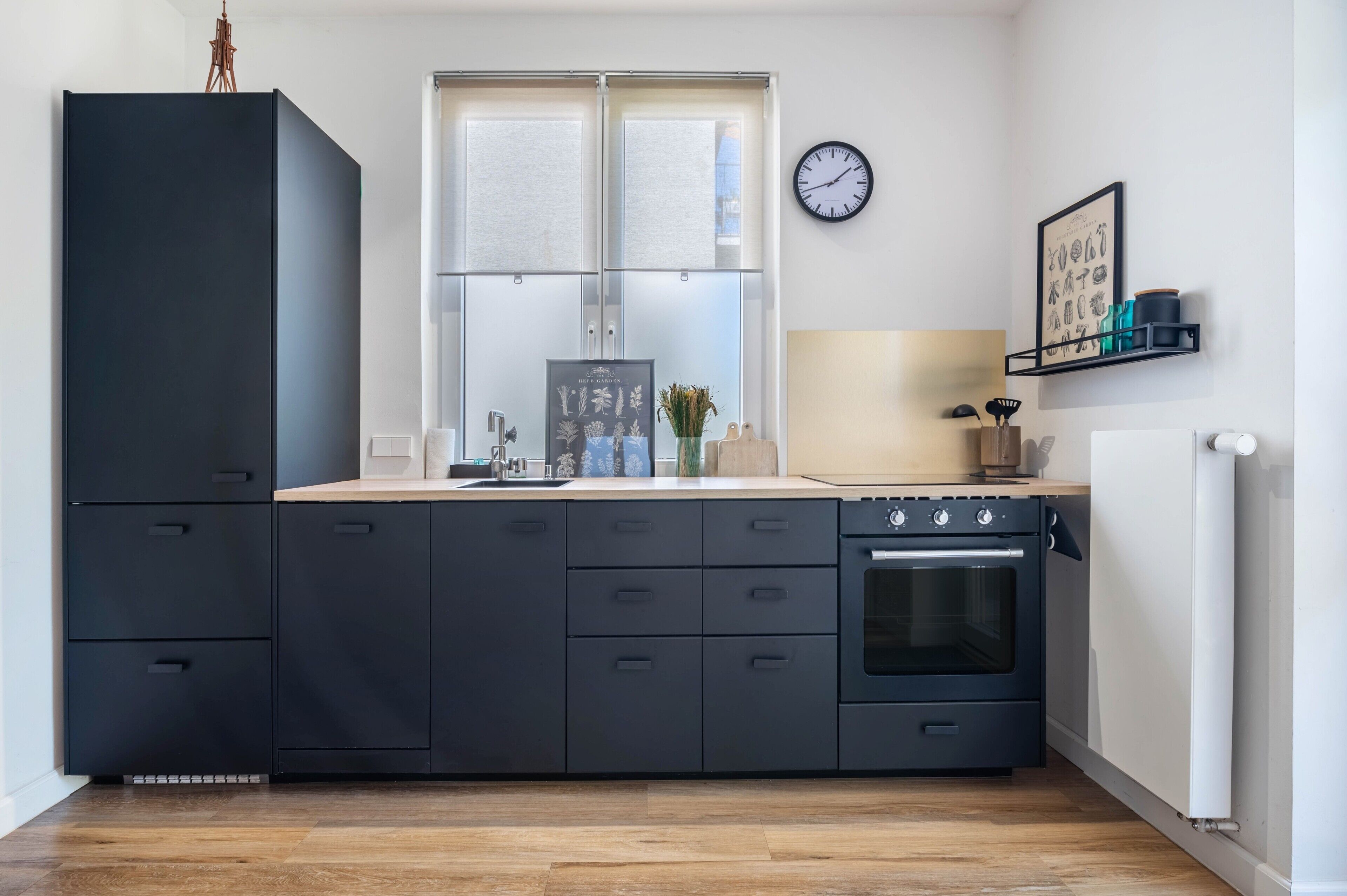 Wasserkocher mit Kaffee-/Teezubehör, Kühlschrank, Ofen, Herdplatte