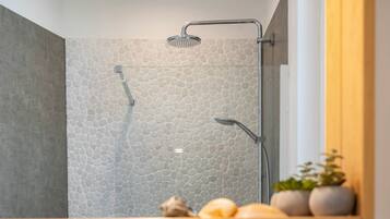 Dusche, Haartrockner, Handtücher