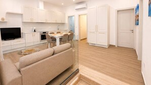 Um apartamento moderno com cozinha, sala de jantar e sala de estar.
