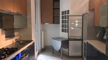 Fridge, oven, stovetop, cookware/dishes/utensils