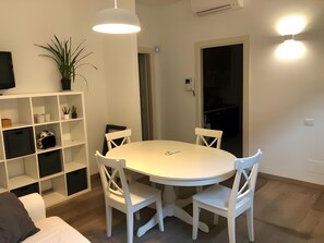 Dining - ‘Papavero Porta San Agostino’ Apartment with Wi-Fi and Air Conditioning (Bergamo)