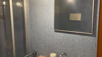 Douche, sèche-cheveux, serviettes fournies