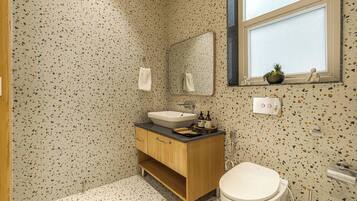 Deluxe Suite | Bathroom
