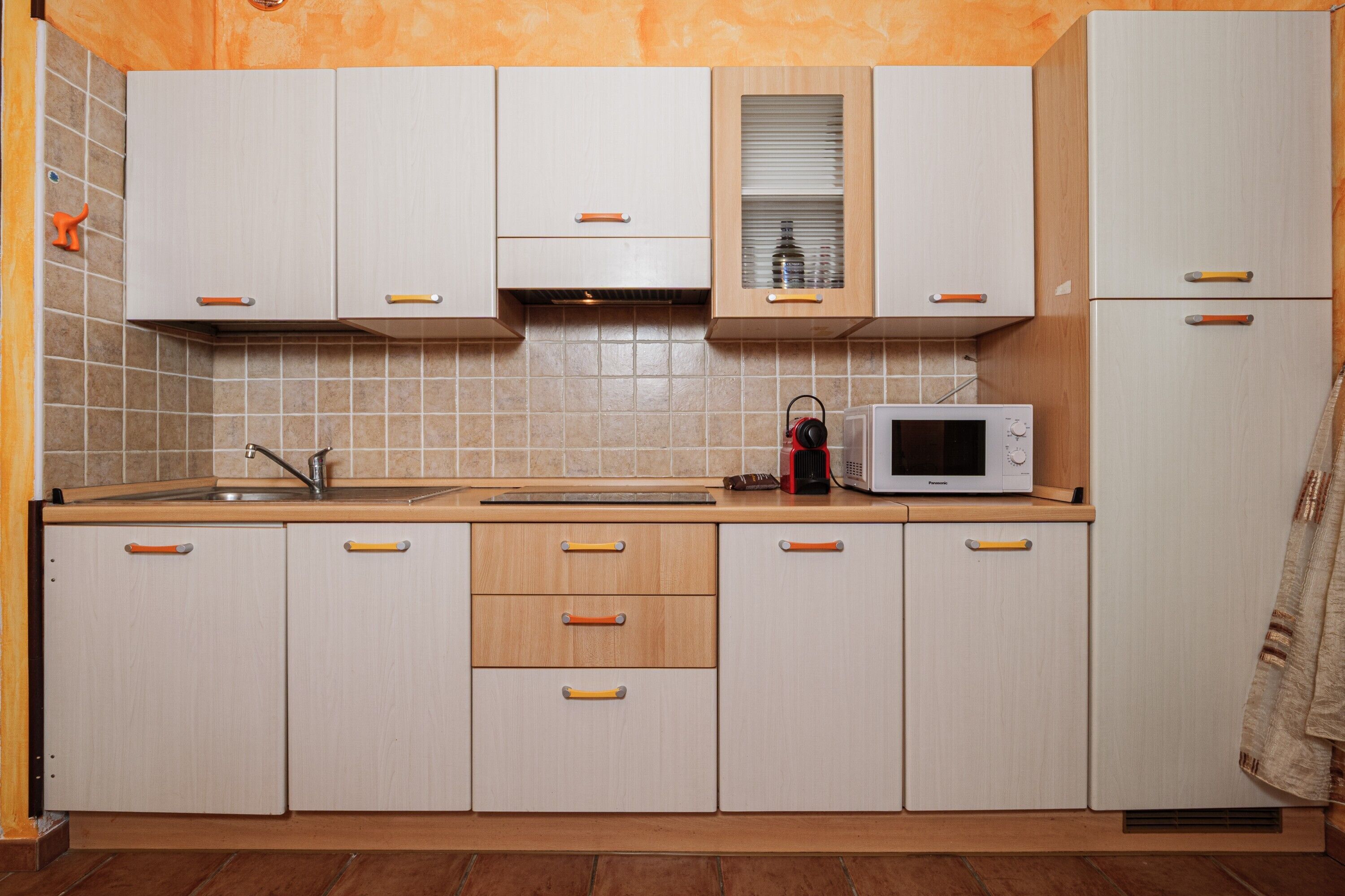 Kühlschrank, Mikrowelle, Herdplatte, Wasserkocher mit Kaffee-/Teezubehör