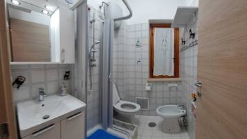 Dusche, Haartrockner, Bidet