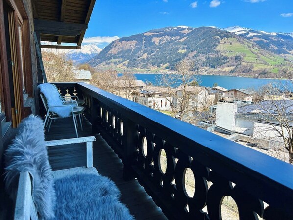 Ein Balkon mit Blick auf Berge und einen See.
