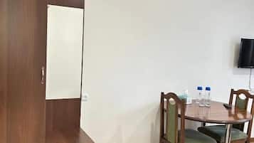 Twin Room, Courtyard View | Dining