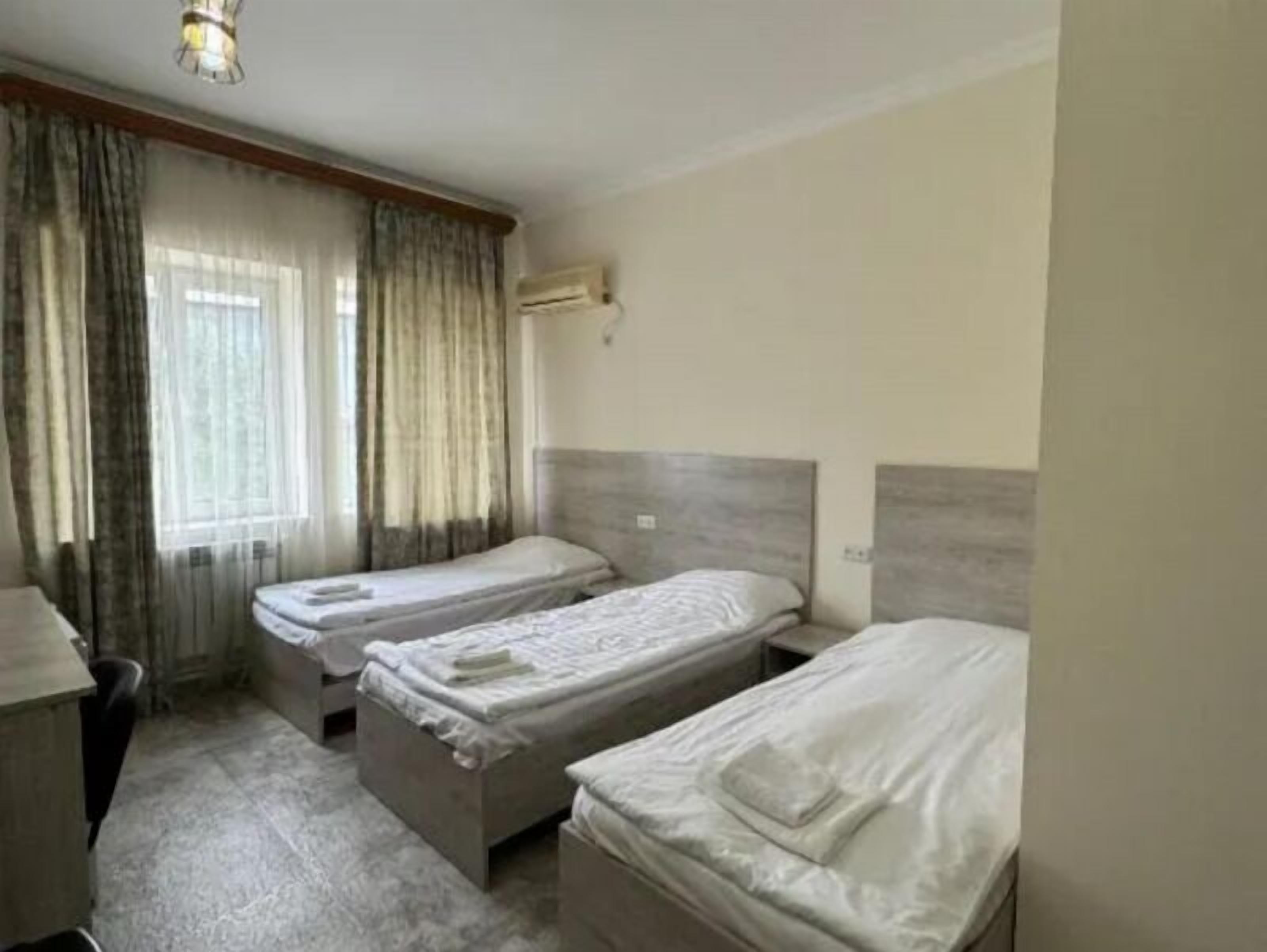 Comfort-Dreibettzimmer, Bergblick | Schallisolierte Zimmer, Bügeleisen/Bügelbrett, kostenloses WLAN
