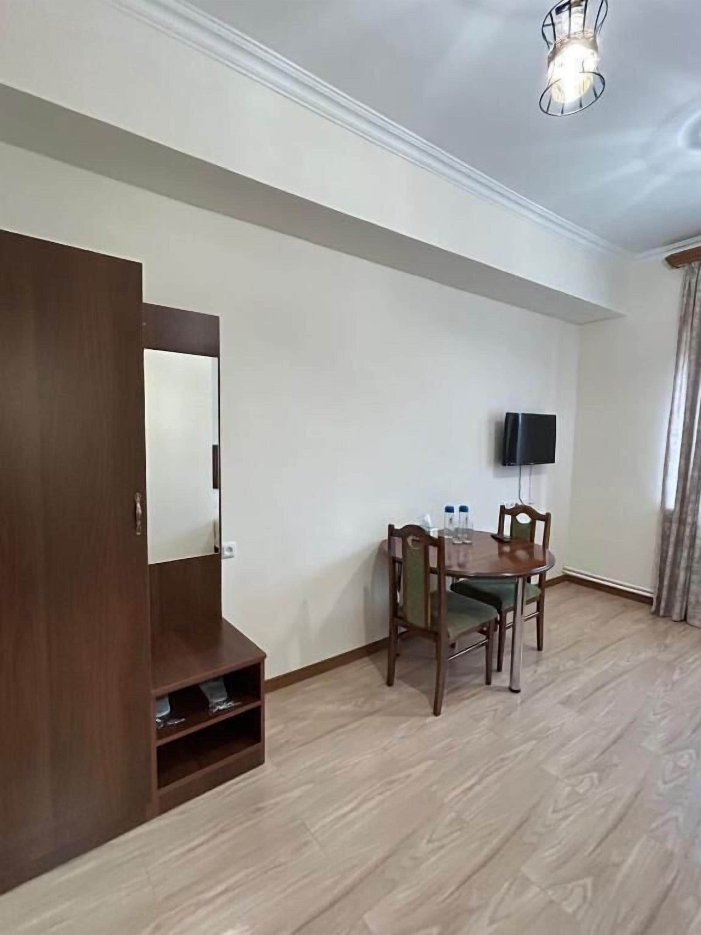 Twin Room, Courtyard View | Dining