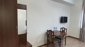 Twin Room, Courtyard View | Dining