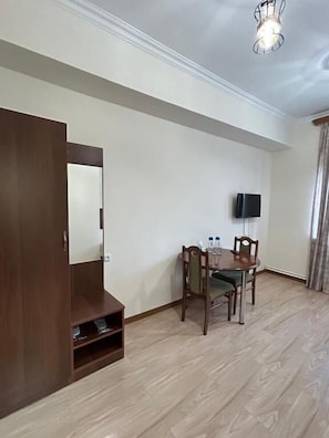 Zweibettzimmer, Blick auf den Innenhof | Speisen