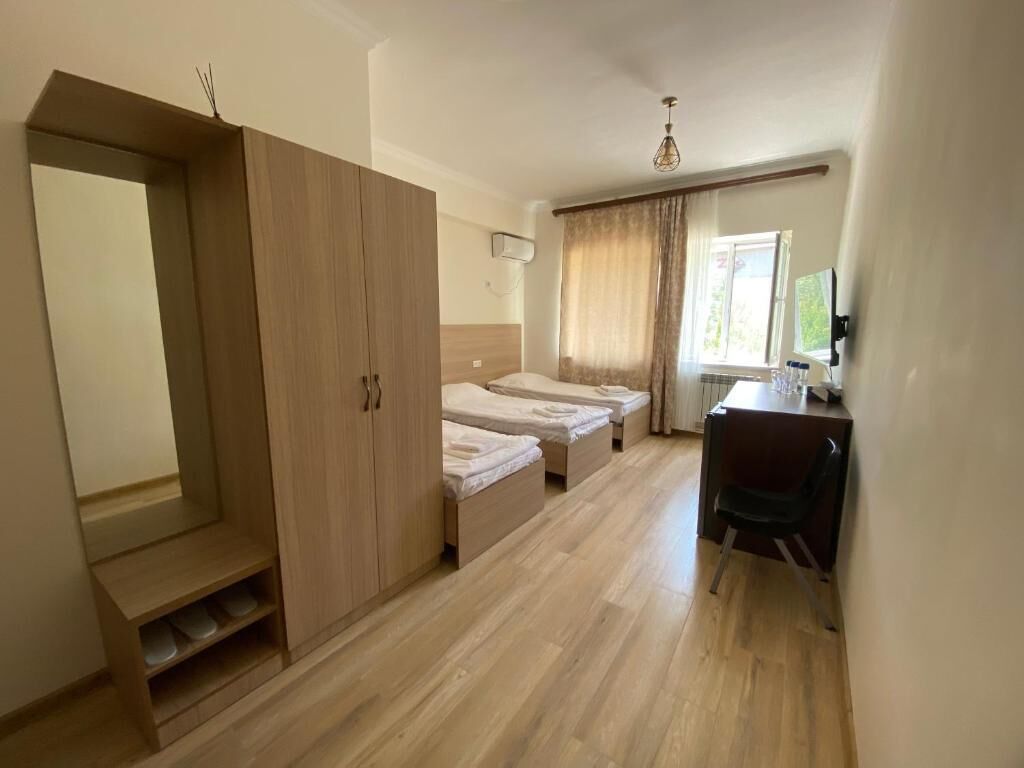 Classic-Dreibettzimmer, Blick auf den Innenhof | Schallisolierte Zimmer, Bügeleisen/Bügelbrett, kostenloses WLAN