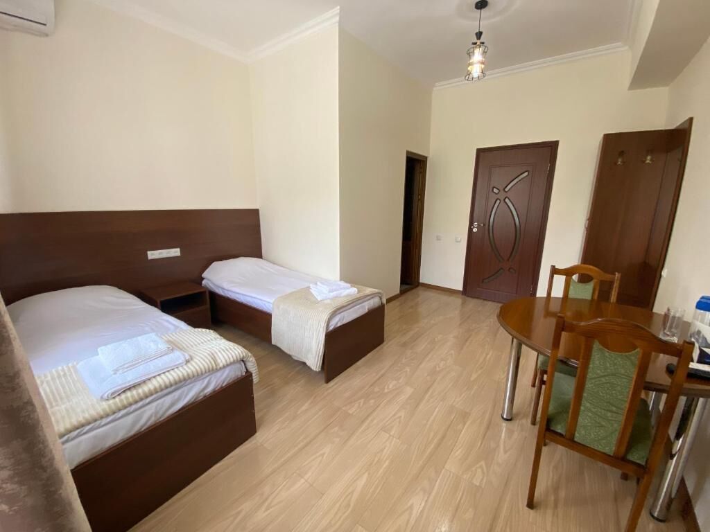 Zweibettzimmer, Blick auf den Innenhof | Schallisolierte Zimmer, Bügeleisen/Bügelbrett, kostenloses WLAN