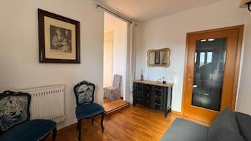 Tripla Comfort, vista collina | Area soggiorno