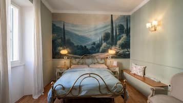 Junior-Apartment, Balkon, Stadtblick | Verdunkelungsvorhänge, schallisolierte Zimmer, Bügeleisen/Bügelbrett