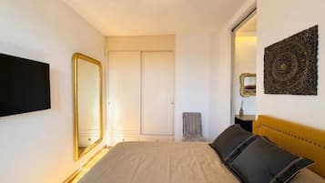 Cortinas blackout, insonorización y tabla de planchar con plancha